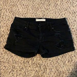 Bullhead distressed black shorts!